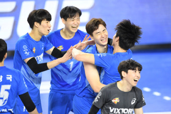 '서재덕·박철우 32점 합작' 한국전력, 현대캐피탈 꺾고 1위 수성