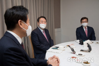 [포토]오세훈-박형준 시장과 만찬 나누는 윤석열 후보