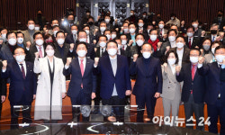 [포토]의총서 이준석 대표 퇴진 요구하는 국민의힘 의원들