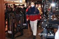[아이포토]체력은 국력 윤석열, 운동복 입고 헬스클럽 체험