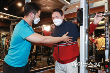 [아이포토]체력은 국력 윤석열, 운동복 입고 헬스클럽 체험