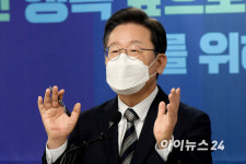 [아이포토]노인회관 찾아 큰절 하는 이재명, 어르신 공약 발표