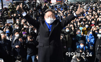 [아이포토]이재명 대선후보, '강남역 선거 유세'