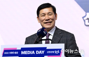 [포토]미소 짓는 허구연 신임 총재, '총재로 인사드려요'