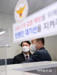 [포토]통의파출소 격려 방문한 안철수 인수위원장