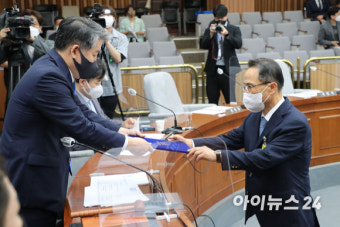 [포토]인사청문회서 선서하는 김규현 국정원장 후보자