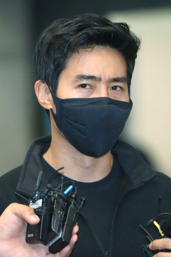드디어 한국 온 이근, 공항서 포착