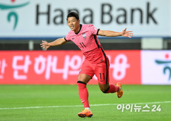 [포토]선제골 넣은 황희찬, '기뻐하는 황소'