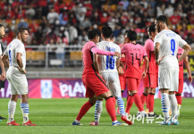 [포토]손흥민, 파라과이 반칙 직접 시연하며 항의