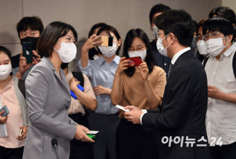 [포토]인사 나누는 최수연 네이버 대표-김범준 우아한형제들 대표