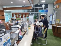 [아이포토] 취임 첫날 직원들과 인사 나누는 김형찬 부산 강서구청장