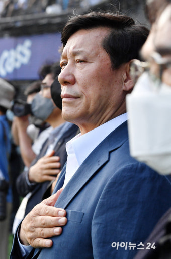 [포토]국민의례 하는 허구연 총재
