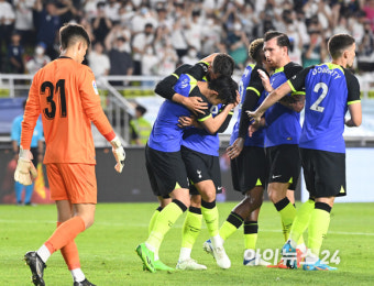 [포토]벤탄쿠르에 매달리며 기뻐하는 손흥민