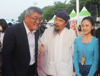 [포토]김학동 예천군수, 2022예천곤충축제서 가수 김다현 만남