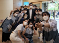 "아빠 회사 어디니?"…'소통왕' 이재용, 어린이집까지 나타난 이유