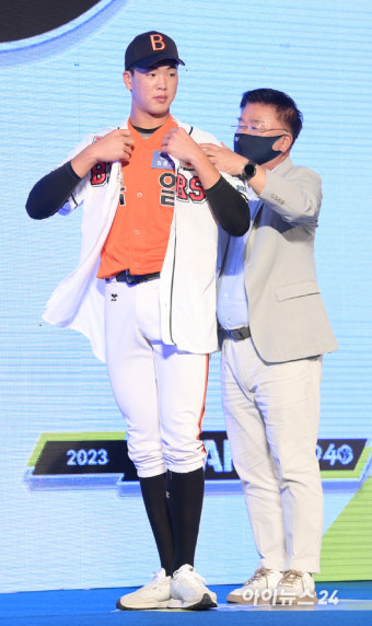 [포토]두산 1차 지명된 최준호 '장신 아기곰'