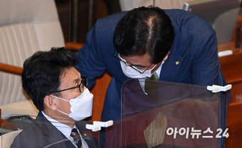 [포토]대화 나누는 진성준-송언석