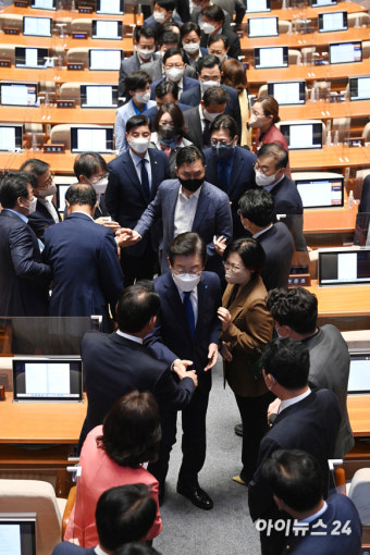 [포토]교섭단체 대표연설 마친 이재명 대표, 의원들과 악수