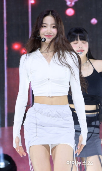 [화보]'학폭' 멤버 탈퇴→컴백 르세라핌, 날 때부터 5인조? 완벽한 무대 밸런스