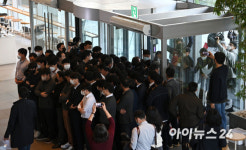 [포토]민주노총 진입 제지하는 SPC 직원들
