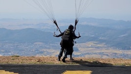 [i풍경]오색찬란한 가을 속으로, 푸른 하늘을 날다