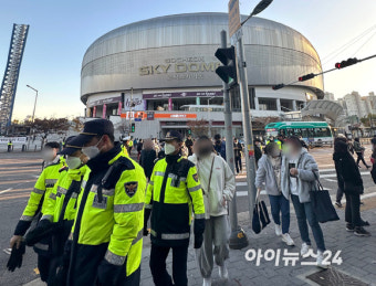 [포토]한국시리즈 3차전 앞둔 고척돔 빙 두른 경찰 인력들