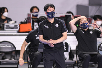 '2연승 뒤 2연패' 우리카드 신영철 감독 