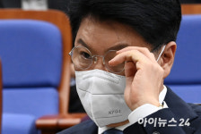[포토]안경 고쳐쓰는 장제원