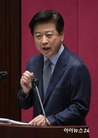 [포토]'뇌물수수 혐의' 신상발언하는 노웅래 의원