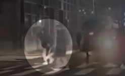 횡단보도 느리게 걷는 노인, 한 청년이 보자마자 업더니 성큼성큼