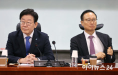 [포토]민주당의 길 1차 토론회 참석한 이재명-홍영표