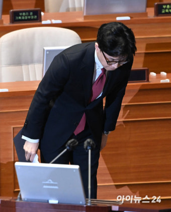 [포토]국회의장 향해 인사하는 한동훈 장관