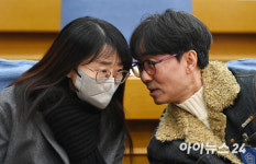 [포토]대화하는 장항준 감독-김은희 작가, 사랑이 넘치는 부부