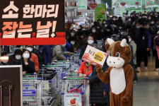 한우 불고기 반값…오늘부터 전국 하나로마트서 행사