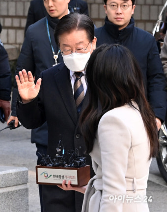 이재명, 피고인 신분 첫 재판 출석…'김문기 몰랐나' 묵묵부답