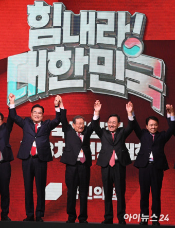 [포토]당원들에게 인사하는 국민의힘 지도부