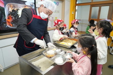하윤수 부산교육감, 학교급식 현장 찾아 소통