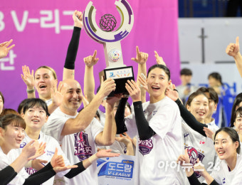 [포토]우승 트로피 든 김연경과 아본단자 감독