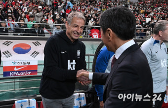 [포토]인사하는 클린스만 감독-정몽규 회장