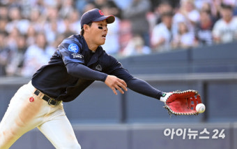 [포토]고승민, 글러브 토스 해봤지만