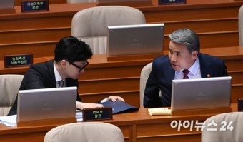 [포토]인사 나누는 한동훈 법무부-이종섭 국방부 장관