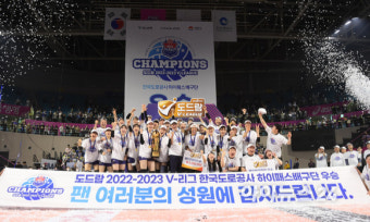 [포토]우승 모자 던지는 도로공사
