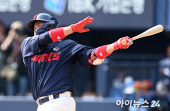 롯데 유강남, 이적 후 정규리그 첫 홈런 KT 박병호도 맞불