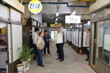 김진홍 부산 동구청장, 수정상가시장 찾아 ‘현장 안전점검’