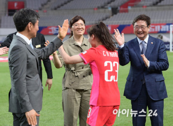 [포토]장미란 차관, 여자 월드컵 출정식 참석해 선수들 격려