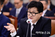 [포토]질의에 답변하는 한동훈 법무부 장관