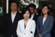김은경, '노인 발언' 허리 숙여 사과…