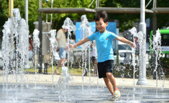 [오늘날씨] 체감온도 33도↑ 무더위 계속…곳곳엔 소나기도