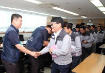 자동차 업계 최초 임∙단협 타결한 KG모빌리티…조인식도 화기애애