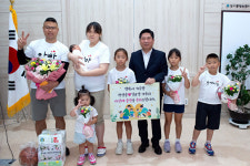 ‘인구소멸 지역 제천’ 오남매 낳은 부부 축하 이어져